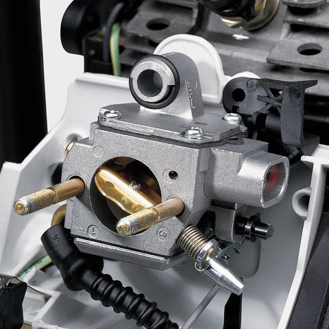 COMPENSATORE
MANUTENZIONE RIDOTTA. Attraverso la compensazione della pressione, un sistema di regolazione presente all'interno del carburatore che prende il nome di compensatore, garantisce che nonostante l'aumento dell'imbrattamento del filtro dell'aria