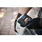 POSIZIONE INTERMEDIA DELLA BATTERIA NELL'ATTREZZO
TRASPORTABILE IN TUTTA SICUREZZA. È possibile inserire la batteria nell'attrezzo in due modalità: nel primo livello di blocco, la batteria risulta fissata saldamente al dispositivo, ma non tocca ancora i