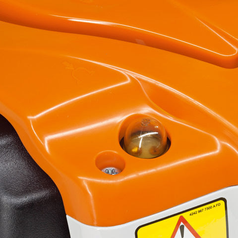 POMPA CARBURANTE MANUALE
MINOR NUMERO DI TENTATIVI DI AVVIAMENTO. La pompa di alimentazione del carburante manuale riduce il numero dei tentativi di avviamento accelerandone il processo. Questo si rivela particolarmente utile dopo le pause di lavoro prol