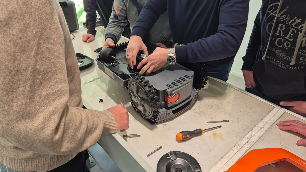 RASAERBA ROBOT OM R1000I PER 1000 MQ. BAT.5 AH BI250 +CAR. OLEOMAC