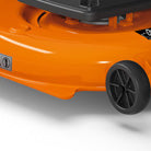 Sistema di convogliamento erba
Il sistema di convogliamento erba sui due lati dell'apparato di taglio raggiunge anche l'erba ai bordi convogliandola alle lame. In questo modo è possibile tagliare in modo preciso i bordi.