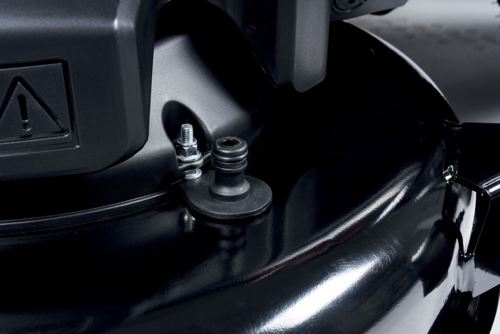 Il connettore rapido deck wash semplifica le operazioni di pulizia, dirigendo l'acqua direttamente al piatto di taglio