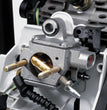 COMPENSATORE
MANUTENZIONE RIDOTTA. Attraverso la compensazione della pressione, un sistema di regolazione presente all'interno del carburatore che prende il nome di compensatore, garantisce che nonostante l'aumento dell'imbrattamento del filtro dell'aria