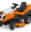 Robusta struttura del telaio
La robusta struttura del telaio garantisce stabilità e comfort di guida. Il design compatto del trattorino STIHL si distingue anche quando si lavora con accessori, come il set sgombero neve.