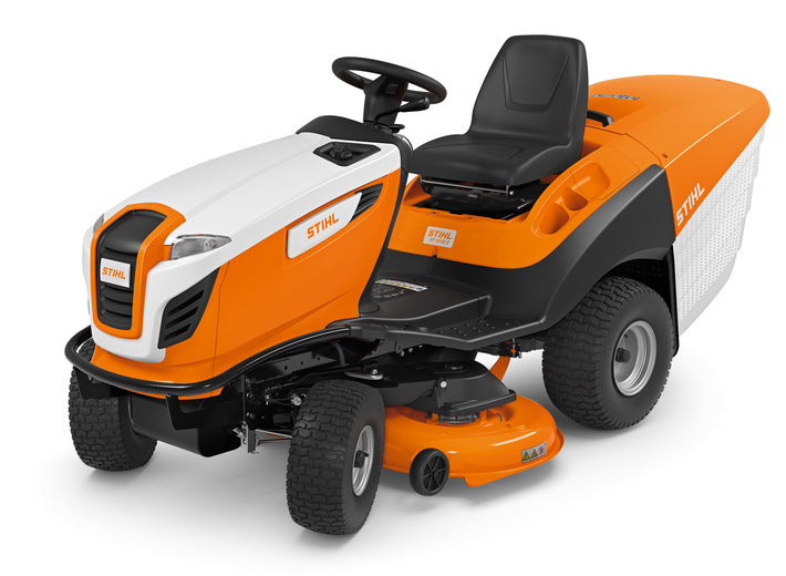 Robusta struttura del telaio
La robusta struttura del telaio garantisce stabilità e comfort di guida. Il design compatto del trattorino STIHL si distingue anche quando si lavora con accessori, come il set sgombero neve.