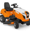 Robusta struttura del telaio
La robusta struttura del telaio garantisce stabilità e comfort di guida. Il design compatto del trattorino STIHL si distingue anche quando si lavora con accessori, come il set sgombero neve.