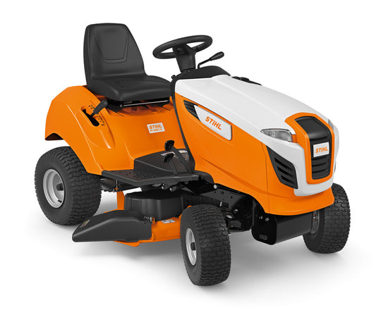 Robusta struttura del telaio
La robusta struttura del telaio garantisce stabilità e comfort di guida. Il design compatto del trattorino STIHL si distingue anche quando si lavora con accessori, come il set sgombero neve.