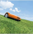 ADAPTIVE SLOPE SPEED
Grazie al sensore d'inclinazione, il robot tosaerba iMow adatta la sua velocità al terreno non piano in modo automatico e costante