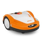 Calotta mobile con sensori
La robusta calotta protegge il robot tosaerba iMow dagli agenti atmosferici e dagli urti. I sensori integrati registrano il contatto con un oggetto e indirizzano l'iMow verso una nuova direzione..
