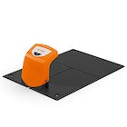Dockingstation
La docking station è inclusa nella fornitura del robot tosaerba STIHL iMOW®. È la sede del tosaerba robotizzato e viene utilizzato per caricare la sua batteria. È anche il punto di partenza per ogni processo di taglio. Durante la guida, il