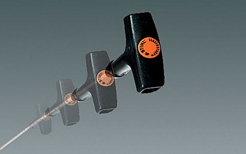 Grazie all'esclusiva impugnatura di avviamento STIHL ElastoStart, in combinazione con la pompa carburante manuale e la valvola di decompressione, si riducono sensibilmente i contraccolpi nell'accensione.
