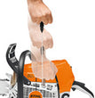ElastoStart
Grazie all'esclusiva impugnatura di avviamento STIHL ElastoStart, in combinazione con la pompa carburante manuale e la valvola di decompressione, si riducono sensibilmente i contraccolpi nell'accensione.