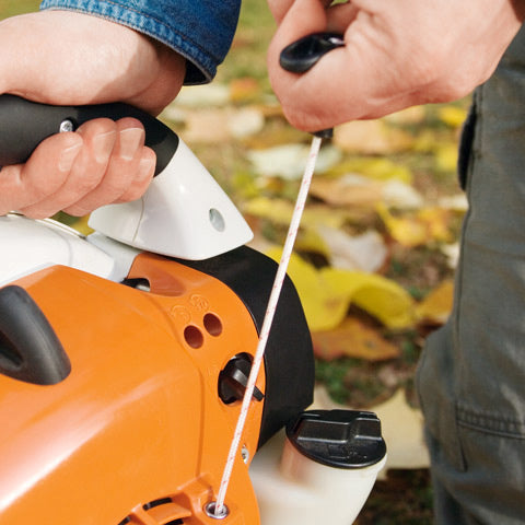 Grazie all'esclusiva impugnatura di avviamento STIHL Elasto Start, in combinazione con la pompa carburante manuale e la valvola di decompressione, si riducono sensibilmente i contraccolpi nell'accensione